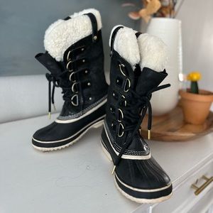 Black Cerelle snow boots size 8